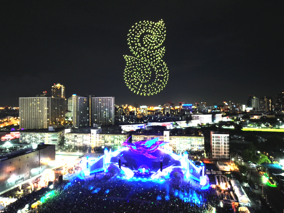 ทำไมโดรนแปรอักษรถึงมีราคาแพง? เจาะลึกต้นทุนเบื้องหลังการแสดง